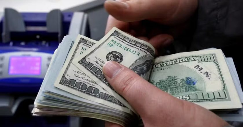Dólar recua para R$ 5,75 após flexibilização de tarifas nos EUA; Ibovespa segue em queda