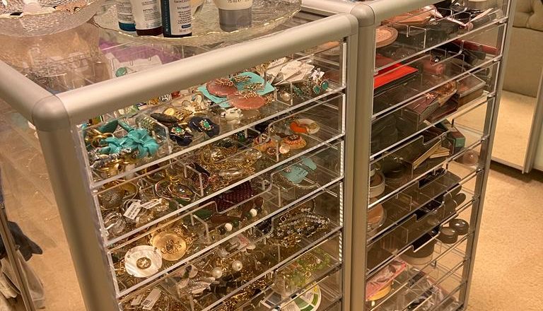 Como móveis em acrílico estão redefinindo a decoração de ambientes comerciais e residenciais