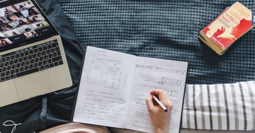 Coursera lança cursos dublados gratuítos com IA em Espanhol, Francês, Português e Alemão