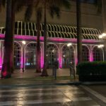 Pátio Higienópolis apoia campanha de Outubro Rosa com iluminação das fachadas