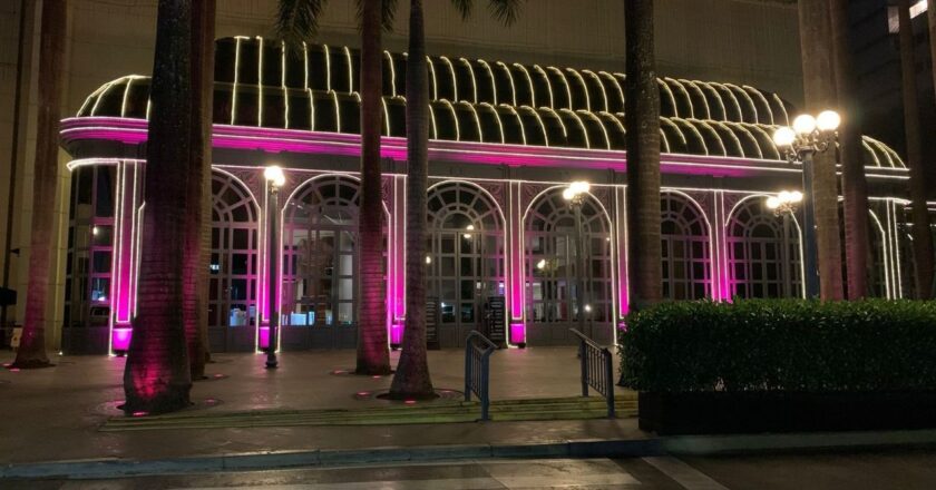 Pátio Higienópolis apoia campanha de Outubro Rosa com iluminação das fachadas